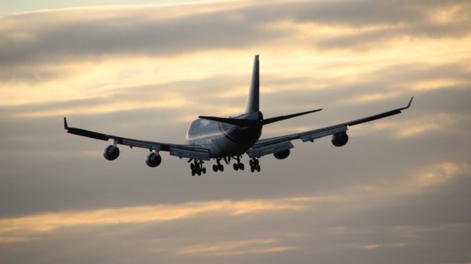 airplane-in-the-evening-sky-2909311_1920