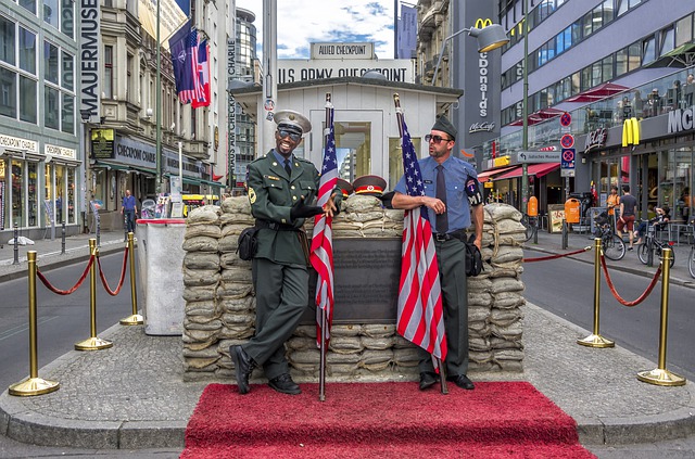 checkpoint-charlie-4394712_640