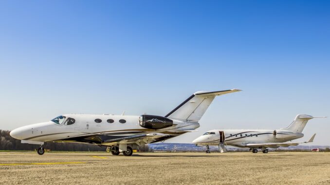private-jet-2360666_1280