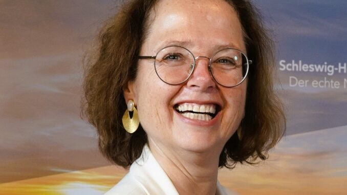 06-03-2025_-_Dr_Bettina_Bunge_TASH__Tourismusminister_Claus_Ruhe_Madsen_stellen_Tourismus-Bilanz_2024